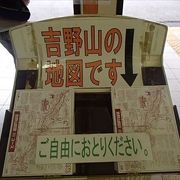 駅では、吉野ピンクルがお出迎えです。このマスコットキャラは、当然、桜をイメージしており、ピンクで可愛らしい、子供たちに人気のキャラです。