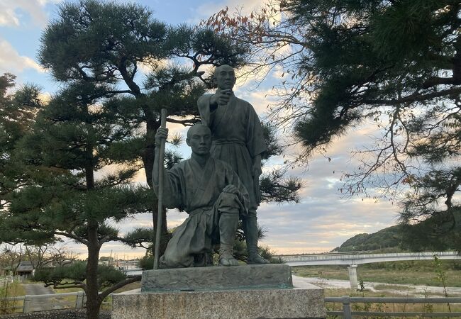 力強く見える兄弟像