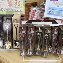 1階の売店で黒部ダム刻印入りのショベル型スプーンや黒部ダムステッカーなど限定品を購入できます。
