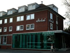 さて、ミュンスターまで一緒に来た旦那とはここでちょっと別行動。
SUR SHANGHAIは一人でこのMAURITZHOF HOTEL MUENSTERに泊まります。

所在地：EISENBAHNSTRASSE １７
ミュンスター駅から徒歩数分のEISENBAHNSTRASSEとMAURITZSTRASSEの十字路そば。

ビジネスでミュンスターに来た感じのお客さんが多い小粒なホテル。
旧市街を取り巻く堀に沿った遊歩道もすぐそばを通っていて、旧市街へも楽々行けるので観光にも向いていると思います。
サイトはこちら　http://www.mauritzhof.de　ドイツ語版、英語版