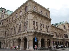 まずは宿の周辺を散歩。

王宮前から国立図書館前を通りオペラ座へ。入り口に貼り出されている見学スケジュールのチェックをすると予定が合いませんでした。なので外観だけ見学しました。