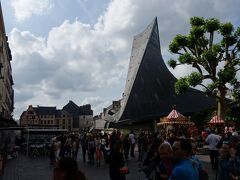 そしてココがもう一つの観光名所。
右の特徴的な建物がジャンヌダルク教会。
１４３１年５月３０日、わずか19歳のジャンヌダルクはこの広場で火刑に処されたそうです。