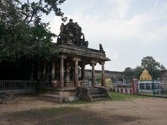 寺３個目【エーカンバラナータル寺院】

この町のハイライト。
規模も最大で、16〜17世紀建造。
60ｍの巨大なゴプラムは遠く離れてからもよく見える。

巨大な回廊には2000本の柱はあるといわれており（実際は540本）、
本堂の一角には樹齢3500年のリンゴの木がある。

お昼休みが３時までなので、開くのを待つ。。。
