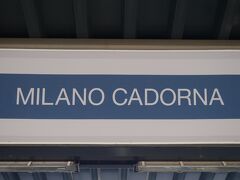 本日は、ここイタリアのミラノからトルコのイスタンブールへ、ターキッシュ・エアラインズで移動します。

まずは地下鉄で、市街地中心部にあるミラノ・カドルナ駅へやって来ました。

ここから北西約30kmのミラノ・マルペンサ国際空港まで、直通列車が30分おきに出ています。
