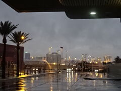 雨で寒い中の一休み／荷物は早く出て来たので、すぐに脱出です。