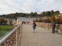 恋人たちが付けたであろう南京錠がびっしりと下がるマカルト橋を渡る。