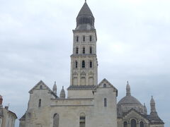 Cathédrale St-Front またの名をペリグー大聖堂は、ローマン建築。サンティアゴ コンポステーラ巡礼の土地として、繁栄をもたらしたLe Puy St-Frontをまつり建てられたそう。
