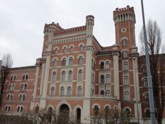 さて、次は行きたかったカフェに歩いて行ってみることにしました。この辺りには大学があり、建物も素敵です。あとから調べたら、写真の建物は陸軍の施設のようです。