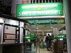 夜のポカラの町をプラプラ歩きしていた私たちが向かったのは、レイクサイド北部にあるスーパーSaleways。
Salewaysは先程夕食を食べた「ふじやま」から大通りを北方向に歩いて10分もかからないところにある。
