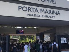 移動日の翌日は、アーモイタリアさんに事前にネット予約していました

イタリア人ドライバーとナポリ近郊に在住の女性の案内で、ポンペイ遺跡を見てから、アマルフィに移動しランチを楽しんでから、フェリーでソレントに移動、帰りは鉄道でという私たちの希望で、プライベートツアーを組んでもらいました

料金はかなりかかりましたが、地元のイタリア人ならではの隠れた名店に寄り道してくれたり、日本人ガイドの細やかな配慮もあったりで1日で回れて大満足でした

8:50に出発しポンペイに9:15に到着した時には、すでにチケット売り場も行列でしたが、ネットで買っておいたのでスムースに入れました