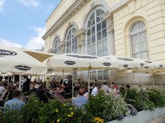 中にはカフェテリアもあります。その名もズバリ、カフェ・グロリエッテ。。
その裏のテラス席。中も混んでました！
入れません、チャージも必要でしたが、シシイトルテなるものがあると口コミです。いただけませんでした。