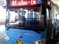 モーチットバスターミナル行きのバスがやってきました。

ドンムアン空港からBTSモーチット駅までは30バーツ(約111円)でした。バスが動き出すと絶妙なタイミングでおばさんが30バーツを集金して回ります。お釣りも完備でその札さばきが見事で見惚れてしまいました。