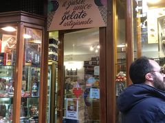 テレビで見て、行こうと思っていたチョコレート屋さんのガイオディンです。ウンベルト1世のガレリアのマクドナルドの先を出た左側にあります。