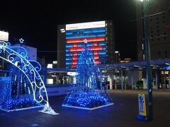 ほぼ予定通り羽田で合流し、岡山桃太郎空港へ向かいました。
岡山空港に到着後、リムジンバスで岡山駅へ。約３０分間で到着。

２０時頃の岡山駅前は、イルミネーションでにぎやかでした。
目の前のビルは、鳥居のライトアップをしていて迫力がありました。