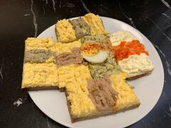 まずは朝食。ツェスニエフスキーでカナッペを食べました。
色々な種類があって迷います。。。
ガイドブックでおすすめされていた物にしました。
ツナのカナッペがお気に入りでした。
見た目以上に満腹感があるので、1人2個でも満足でした！