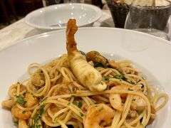 ランチは昨晩行ったお店のお隣のレストラン。味はまあまあだけど、魚介が冷凍っぽいなー。そろそろパスタに飽きてきた。