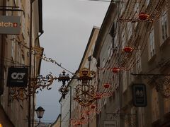Getreidegasse ゲトライデガッセを　てくてく、、

1996年にユネスコ世界遺産に登録されたGetreidegasse、、
この通りには、中世ギルドの影響を受けた”錫鉄製看板”が並んでいて面白い～♪
3時半PM過ぎなので薄暗くなり始めた時間帯なので、看板がイマイチ綺麗に撮れないのが残念、、
(肉眼だとまだ看板が綺麗に見えるのですけれどね、、)



