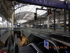 乗車ホームへ上がってきました！！
ザルツブルグ中央駅のホームです・・・