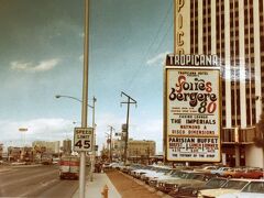 1979年1月のラスベガス本通り（Las Vegas Blvd）です。41年前！です。1980年代の末頃から巨大テーマホテルブームが起こったので、この頃はまだ大通りにホテルはパラパラとしかありません。宿泊したのはこの写真のトロピカーナホテルでした。今はこの通りにやまほど豪華ホテルが乱立していますね。