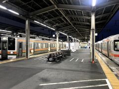 5:52　＠静岡駅（静岡県静岡市葵区）

静岡駅到着。浜松行の列車に乗り換えます。対面ホームで乗換時間2分と良い接続です。