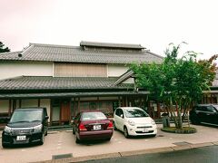 松葉屋の隣にある小布施の栗菓子の老舗の桜井甘精堂を覗いて見ます。
お菓子屋や食堂などを兼ね備えた大きな店舗です。
最中に栗餡を自分で流し込むやつとか、栗羊羹が美味しそうです。
食堂では、甘味や蕎麦などが食べれます。
