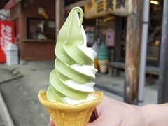 富山県・五箇山
道の駅上平

お蕎麦屋さんから更に30分歩いてバス停でもある道の駅上平に到着。地図で見ると大きそうだったので時間を潰せるお土産屋さんがあるかと思っていたけど3分くらいで見終わってしまった。こんな時にソフトクリームがあって良かった。豆乳と抹茶だったかな。
バスはあと1時間来ないので冷房が効いた待合室でだらだらする。
早く温泉に入りたいな。
今日はあとホテルにチェックインするだけ！

～つづく～