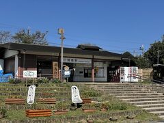約40分で飛鳥駅到着。
荷物をコインロッカーへ預けます。

コインロッカーは画面右の自販機の横。
500円のロッカーに500円玉が使えず
100円玉しか受け付けない理不尽さ。
おまけに両替機はありません。

要するに、1000円札を崩すためには
隣の自販機で買物するしかないという(￣▽￣;)

まったく、ボロい商売しよるのう（怒）

翌日途中下車した2つの駅でも
こやつら、しっかりタッグを組んでいました(ｰ ｰ;)