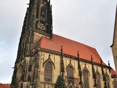 St. Lamberti（聖ランベルティ教会）

1375年から1525年の間に建てられた、ゴシック様式のカトリック教会です。この教会の塔には今でも塔の番人がいて、毎晩21時から角笛を吹いています。