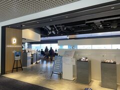 今回選んだのはクラブツーリズムの「旬のタグ付松葉ガニを食す　出雲大社・足立美術館・鳥取砂丘　2日間」一人39,900円に空港施設利用料580円。バス2台で、1号車でした。1号車は24人なので少しゆったりめ。
飛行機が8:05発で集合が7：15と早かったので受付を済ませたらセキュリティを抜けてずカードラウンジへ。
