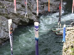 大歩危 小歩危
約８kmにわたり、およそ２億年かけてできた渓谷で・・
古語で「ほき」=断崖、また大股でも小股でも歩くと危険なことから名付けられたなど諸説あるそうです。