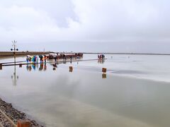 チャカ塩湖は別名中国のウユニ塩湖ともいわれており、真っ白な遠浅の湖面が続く湖。