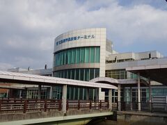 呉を経由して、広島港に着きました。
ここから、市内電車かタクシーで広島駅まで行って、ＪＲに乗り換え、宮島口からフェリーで宮島に渡るのもありですが、時間がかかるので、スーパージェットを乗り継ぎます・・・が・・その前に、目の前の島、江田島に行ってみます！！