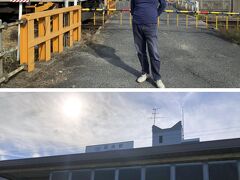 近鉄御所線　忍海駅です。

高校から電車通学となり、大学終わりまで毎朝、警報機の音と競争していました。

当時は、駅は左側で古い木造で、いつも同じ駅員さんで顔なじみになっていましたが、いつからか駅前にロータリーが整備され、駅も右側に移動し、無人駅となっていました。