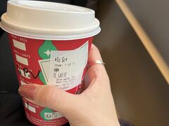 フランクフルト中央駅のスターバックスでラテを購入！
長旅も楽しめそうです。