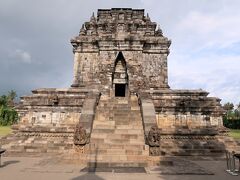 ボロブドゥール寺院遺跡群の一つとして世界遺産に登録されているムンドゥット寺院（Candi Mendut）。
入場料Rp20,500＝195円（パウォン寺院と共通チケット）を払い境内に入ります。ムンドゥット寺院はボロブドゥール寺院が造営されたシャイレーンドラ朝時代の8世紀から9世紀の間に建立されたとされています。