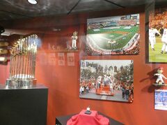 スタジアムのコンコースを歩いて行くとエンゼルスの展示があり、2002年にワールドシリーズで現北海道日本ハムファイターズ監督の新庄剛志が、在籍していたサンフランシスコ・ジャイアンツとの試合でエンゼルスがチャンピオンになった際のコミッショナーズ・トロフィーや優勝パレードの写真が飾られています。
当時の優勝パレードが行われたのが、ディズニーランドのメインストリートUSAでした。
この際、ワールドチャンピオンになった後のパレードのニュース覚えてます。

ちなみに今のチーム名は、ロサンゼルス・エンゼルスですが、何度か変わっていて当時はアナハイム・エンゼルスでした。
なんで今は、本拠地はアナハイム市なのにロサンゼルスと名乗っているのか…
ロサンゼルス市に本拠地があるロサンゼルス・ドジャースなら分かるんだけどね。
東京ディズニーリゾートが、千葉県にあるのに東京と名乗ってるのと一緒やん！
あとは、チーム名は、エンゼルスなのかNHKの中継で言うようにエンジェルスどちらが正しいのか!?

そうそうアメリカンリーグのロサンゼルス・エンゼルスとナショナルリーグのロサンゼルス・ドジャースが対戦する際は、お互いの本拠地がある場所を高速道路で結ばれているのでフリーウェイシリーズで行われてます。
