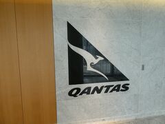 チェックイン後、保安検査をしてダイヤモンド会員特権のカンタス航空のファーストクラスラウンジへ。
エレベーターで行くと楽なんですが、エレベーターのボタンが押せないため乗れず…!?
仕方なくエスカレーターで5階へ！
一瞬ラウンジを通り過ぎましたが、見つけて自動ドアから入ります。
レセプションに居たカンタス航空の紳士的なおじさまスタッフさんに搭乗券を見せます。