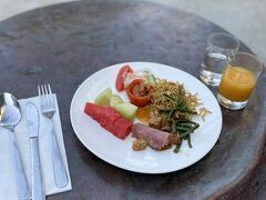 朝ごはん食べるところがなくてマゴマゴしてたら、通りすがりのホテルの前でセキュリティのおじさんが声をかけてくれて、ホテルで朝ごはんビュッフェ食べました