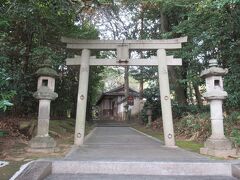 東院庭園のそばに建っています。石造鳥居の先にある塀で囲まれた中に国の重要文化財の本殿が建っています。室町時代に造られた神社で、塀の中央に建物があり、その扉は閉まっていて扉の隙間からかろうじて朱色の本殿が見えました。説明板に由緒、祭神、境内社が記されていて、日本書紀に持統天皇が創建に関わっていたことが書かれていました。明治時代前は近くの法華寺の鎮守社だったようです。木々が茂る境内は暗く、訪れる人がいない静かな神社でした。