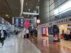 15時間後

パリ時間16:00
シャルルドゴール空港に到着。