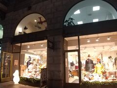 16:25、雑貨屋Kankurin Tupa。こちらにもいいお土産になりそうな雑貨や服がたくさん。そして地下階には一面にクリスマスオーナメントが！どれもこれも美しかったのですが、持って帰る間に割れそうなので買うのはやめました（泣）