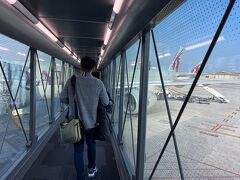 ドーハ・ハマド空港からカタール航空QR0149便にて
マドリード・バラハス空港へ向います
搭乗口はC25 で搭乗開始は7:15
1時間前からです