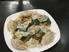　すぐに食べないと乾いて硬くなってしまいます。
　東アジアからの七人ぐらいのグループがすぐ横のテーブルで大声で話しているので落ち着きません。