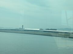 道路は全然混んでなくって順調に進んで連絡橋から関空の第1ターミナルをパチリ。