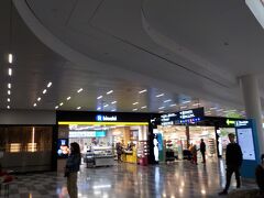 荷物を受け取って、出口を出てきたところです。キオスクの隣に、プライオリティパスで入れるラウンジがあると、口コミで見ましたが、もぬけのからでした。
