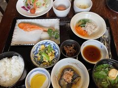 早起きして食事前にモール温泉に入りました。
ふく井ホテル2階のレストラン、バイプレーンで朝ごはん。
和食、洋食、中華粥、コンチネンタルの4種類から選べます。
迷った末に和食にしました。
焼き鮭、豚しゃぶなどなど味もボリュームも大満足の朝食でした。