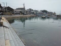 前回の旅行記では、鞆城跡などを巡り、港に出るところまででした。ですのでその続きから。
港は雁木と呼ばれる造りになっており、潮の干満があっても船をつけることができるようになっています。瀬戸内海の港町ではよく見られる造りです。