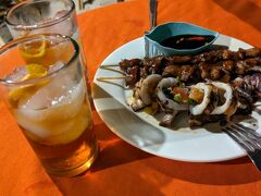 この日の夜は隣のホテルのレストラン「Hippocampus Bar and Restaurant」へ。

グリルコーナーでは、選んだ食材を炭火で焼いてくれます。
イカと焼鳥を焼いてもらいました。
