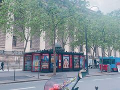お店を出ると、マドレーヌ寺院前に停まっていたオートバイに花束が。絵になるなぁ。
