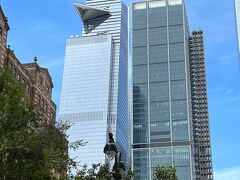NYにいた時には無かったエッジに行ってみた。ここはBig Apple Passを利用。オフィスビル自体にはたくさんのショップがあがあるが正直日本にもあるものがほとんどなのでこちらはそのまま展望台にまっしぐら。それほど混んではいないくそのままエレベーターで写真の三角の展望台の先まで記念撮影。昼間のマンハッタンも悪くはない。ただ今まで景色とは違う。ツインタワーが無い！私が知っている風景とは変わってしまった。子供にこの悲劇を伝えてもまだピンとこないようだが後でグランドゼロに行くと現実を知ることに。

ハドソンヤードからチェルーシーサイドにハイ・ラインを歩いてみたがこれと言って何もなく観光客がぞろぞろと歩いているだけで時間がない人はわざわざ行く必要はないかな。